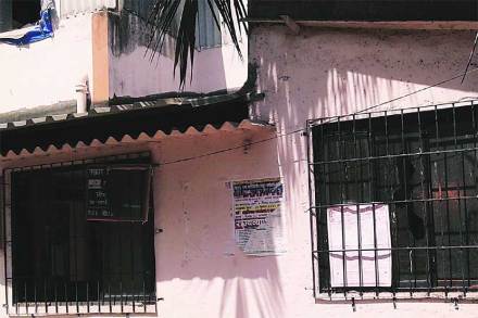 उरणमधील महावितरण कार्यालयाच्या खिडक्यांच्या काचा फोडण्यात आल्या.