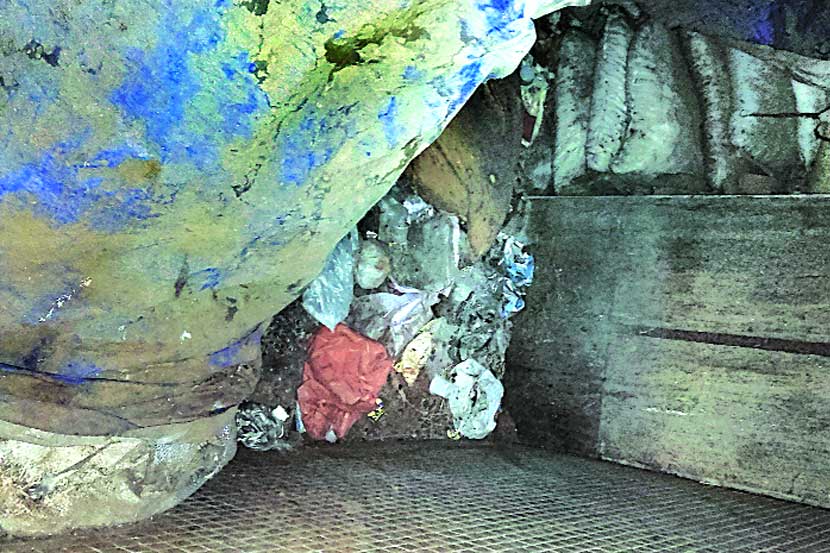 ट्रान्स हार्बरवरील बंकरची कचऱ्याशी लढाई