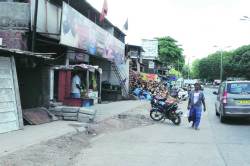 दिघ्यात नेत्यांच्या कृपेने भंगारमाफियाचा पदपथ