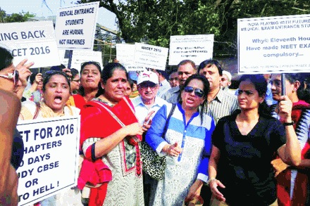 ‘नीट’विरोधात पालकांचा आक्रोश अनावर