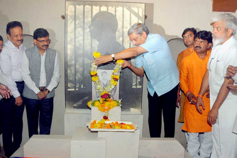 भगूर येथे स्वातंत्र्यवीर सावरकर स्मारक नूतनीकरण लोकार्पण सोहळ्याप्रसंगी सावरकर यांच्या प्रतिमेला संरक्षणमंत्री मनोहर पर्रिकर यांनी अभिवादन केले. या वेळी नाशिकचे पालकमंत्री गिरीश महाजन, सहकार राज्यमंत्री दादा भुसे, खा. हेमंत गोडसे आदी उपस्थित होते.