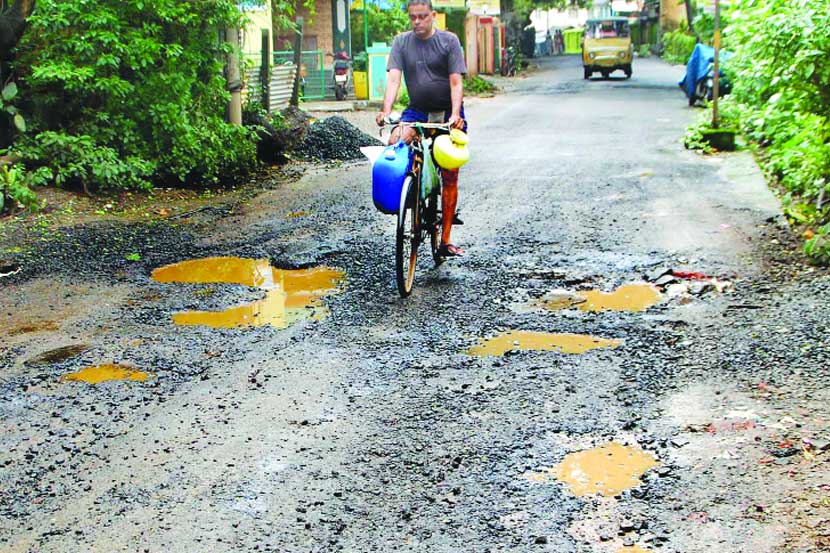 ठाण्यात भर पावसातही खड्डे बुजविणार