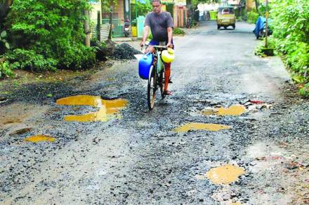 ठाण्यात भर पावसातही खड्डे बुजविणार
