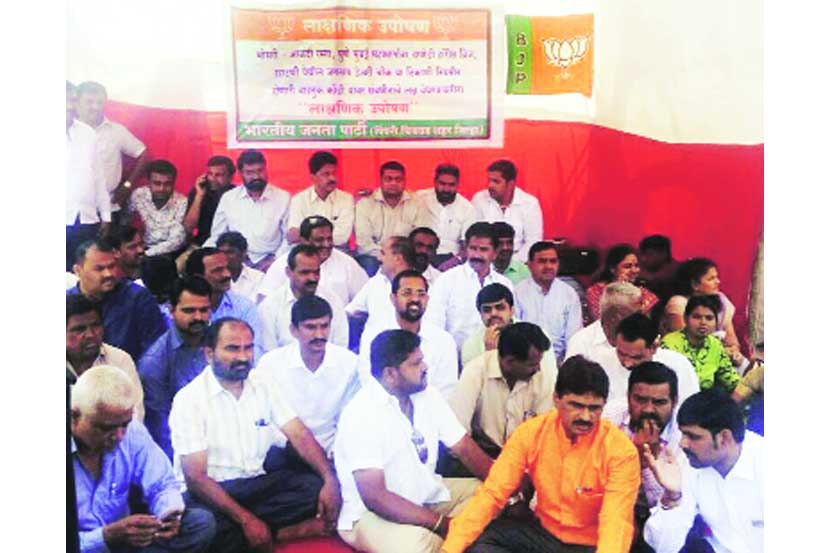 पिंपरी-चिंचवड शहरातील वाहतुकीच्या प्रश्नांकडे लक्ष वेधण्यासाठी शहर भाजपच्या वतीने गुरुवारी एक दिवसाचे लाक्षणिक उपोषण करण्यात आले. पिंपरी-चिंचवड शहरातील वाहतुकीच्या प्रश्नांकडे लक्ष वेधण्यासाठी शहर भाजपच्या वतीने गुरुवारी एक दिवसाचे लाक्षणिक उपोषण करण्यात आले.