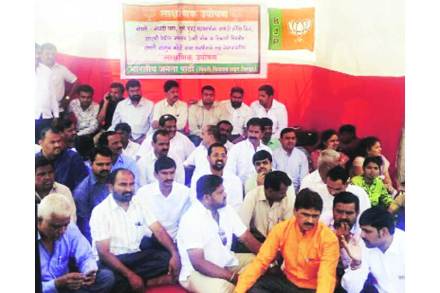 पिंपरी-चिंचवड शहरातील वाहतुकीच्या प्रश्नांकडे लक्ष वेधण्यासाठी शहर भाजपच्या वतीने गुरुवारी एक दिवसाचे लाक्षणिक उपोषण करण्यात आले. पिंपरी-चिंचवड शहरातील वाहतुकीच्या प्रश्नांकडे लक्ष वेधण्यासाठी शहर भाजपच्या वतीने गुरुवारी एक दिवसाचे लाक्षणिक उपोषण करण्यात आले.