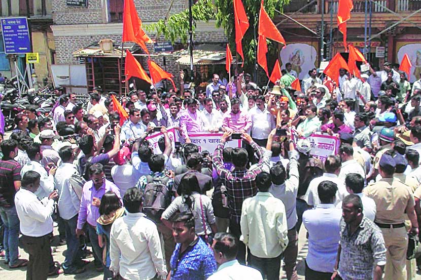 पाणी सोडण्याबाबत घेतलेल्या निर्णयाला विरोध करत शिवसेनेने बुधवारी या निर्णयाचा आंदोलन करून निषेध केला.