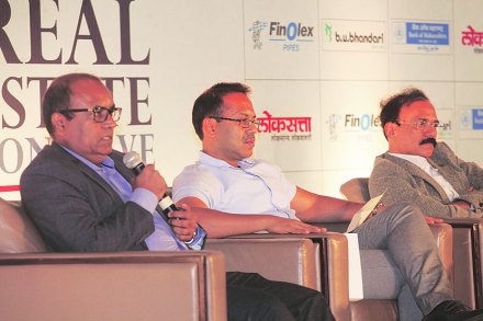 लोकसत्तातर्फे आयोजित परिषदेत बोलताना पिंपरी महापालिका आयुक्त दिनेश वाघमारे. पुणे महापालिका आयुक्त कुणाल कुमार आणि पीएमआरडीएचे महेश झगडे हेही यावेळी उपस्थित होते.