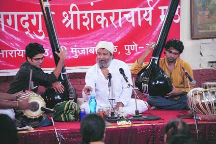 श्रीमद् जगद्गुरू शंकराचार्य जयंतीचे औचित्य साधून श्री शंकराचार्य मठामध्ये बुधवारी पं. मुकुल शिवपुत्र यांच्या गायनाची मैफल झाली. (छाया : तन्मय ठोंबरे)
श्रीमद् जगद्गुरू शंकराचार्य जयंतीचे औचित्य साधून श्री शंकराचार्य मठामध्ये बुधवारी पं. मुकुल शिवपुत्र यांच्या गायनाची मैफल झाली. (छाया : तन्मय ठोंबरे)