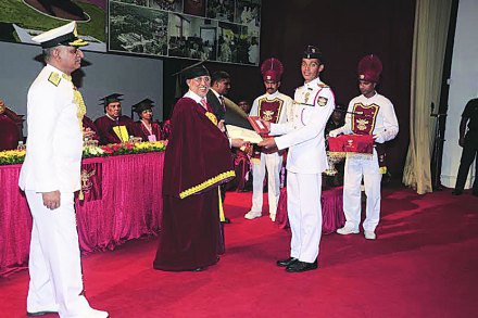 राष्ट्रीय संरक्षण प्रबोधिनीच्या (एनडीए) १३० व्या तुकडीच्या पदवीप्रदान समारंभात डॉ. अनिल सहस्रबुद्धे यांच्या हस्ते कला शाखेमध्ये प्रथम आलेल्या नमन भट्ट याला एनडीए कमांडंट यांचे रौप्यपदक आणि हवाईदल प्रमुखांचा चषक देऊन सोमवारी गौरविण्यात आले.
