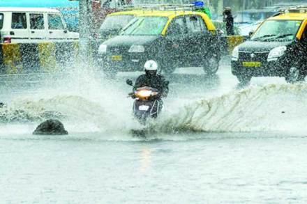 मुंबई ज्या अनेक कारणांसाठी ओळखली जाते त्यातील एक म्हणजे इथला मुसळधार पाऊस. मुंबई ज्या अनेक कारणांसाठी ओळखली जाते त्यातील एक म्हणजे इथला मुसळधार पाऊस.