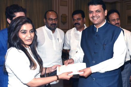 ‘जलयुक्त शिवार’ अभियानासाठी अभिनेत्री राजश्री लांडगेचा पुढाकार ‘जलयुक्त शिवार’ अभियानासाठी अभिनेत्री राजश्री लांडगेचा पुढाकार