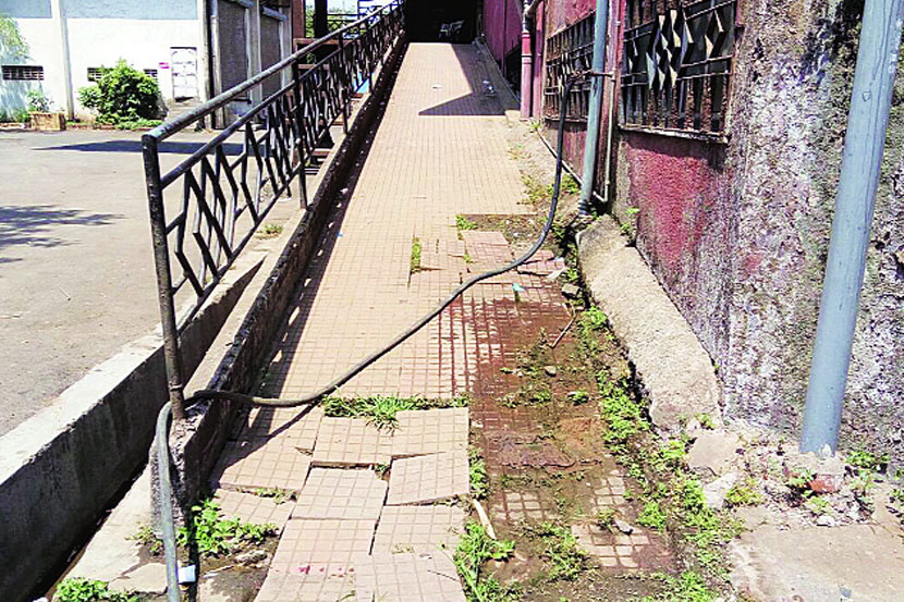 सावित्रीबाई फुले नाटय़गृहातील लाद्या उखडल्याने त्याचा त्रास रहिवाशांना होत आहे. सावित्रीबाई फुले नाटय़गृहातील लाद्या उखडल्याने त्याचा त्रास रहिवाशांना होत आहे.