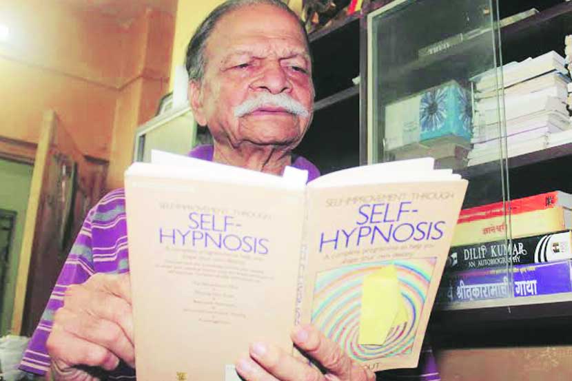 नामवंतांचे बुकशेल्फ : वाचनछंद अभिनयासाठी पूरक 