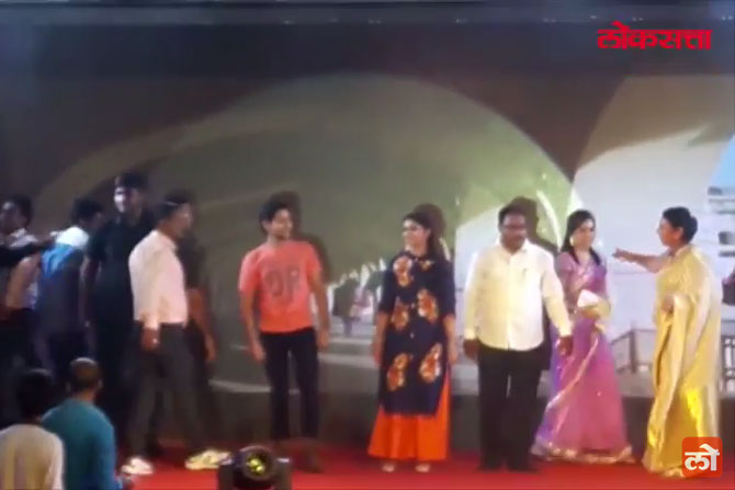 VIDEO: .. म्हणून आर्ची-परश्याला सोडावा लागला स्टेज VIDEO: .. म्हणून आर्ची-परश्याला सोडावा लागला स्टेज