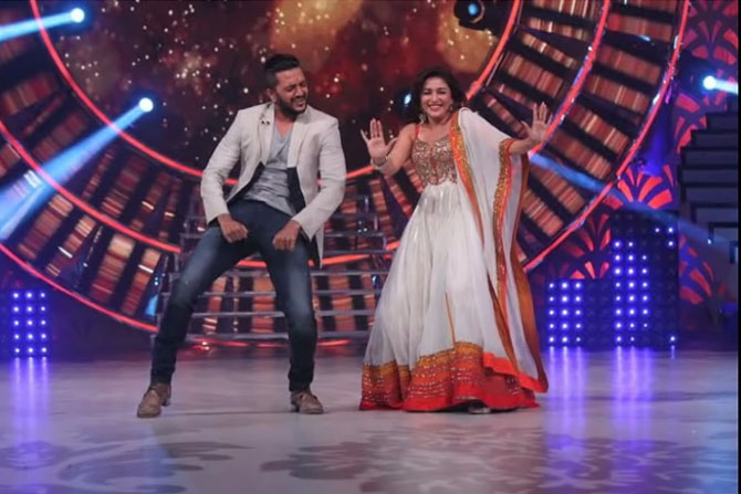 VIDEO: माधुरी, रितेश, अक्षयने ‘झिंगाट’वर धरला ठेका VIDEO: माधुरी, रितेश, अक्षयने ‘झिंगाट’वर धरला ठेका