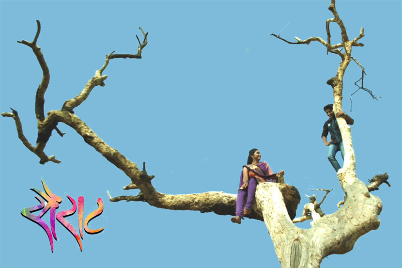 सैराट २ ची कहाणी
आता ही कोणी अफवा पसरवली की "सैराट २" येतोय.....
मला आलेली "सैराट २" ची स्टोरी.... नागराज मंजुळे सर सगळ्याना झिंगाट करुन सोडला की लगा तुम्ही.....
सैराट -२
आर्चि आणि परशाच्या खुनानंतर त्यांच्या मुलाला एक मुस्लिम यास्मिन दीदी उचलते आणि त्याचा जीव वाचविण्यासाठी त्याला घेवून मुंबईला पळून येते. तो मुलगा (अमर) मोठा होतो आणि मुंबईच्या कॉलेज मध्ये त्याचं एका मुलीवर (राणी) प्रेम जड़त आणि ती मुलगी म्हणजे प्रिन्स दादा पाटील यांची एकुलती एक सुकन्या. आपल्या घरच्यांचा अपमान झाल्यामुळे आणि वडीलांनी आत्महत्या केल्यामुळे प्रिन्स दादा पाटील पण मुंबईला स्थायिक झालेला असतो. त्याची मुलगी (राणी) व परशाचा मुलगा (अमर) एकमेकांवर जिवापाड प्रेम करतात व 2-3 गाणी पण गातात. (ती सर्व अर्थातच अजय-अतुलचीच) आपल्या मुलीच लफडं एका मुस्लिम मुला बरोबर आहे असे समजताच प्रिन्स दादा पाटीलच्या डोळ्यासमोर आर्चि आणि परशा येतात. त्यांना एकमेकापासून वेगळे करण्यासाठी तिला घेवून बिटरगावाला परत येतो इकडे यास्मिन दिदि अमरला तू माझा मुलगा नसून तुझे आई वडील अर्चना आणि प्रशांत आहेत व तुझ्या आई वडिलांना तू लहान आसताना कुणी तरी मारून गेलं आणि तिथून पुढं तुझा संभाळ आम्ही केला अशी सर्व खरी हकिकत अमरला सांगून टाकते. हे ऐकून अमरला धक्का बसतो. सैराट २ ची कहाणी
आता ही कोणी अफवा पसरवली की "सैराट २" येतोय.....
मला आलेली "सैराट २" ची स्टोरी.... नागराज मंजुळे सर सगळ्याना झिंगाट करुन सोडला की लगा तुम्ही.....
सैराट -२
आर्चि आणि परशाच्या खुनानंतर त्यांच्या मुलाला एक मुस्लिम यास्मिन दीदी उचलते आणि त्याचा जीव वाचविण्यासाठी त्याला घेवून मुंबईला पळून येते. तो मुलगा (अमर) मोठा होतो आणि मुंबईच्या कॉलेज मध्ये त्याचं एका मुलीवर (राणी) प्रेम जड़त आणि ती मुलगी म्हणजे प्रिन्स दादा पाटील यांची एकुलती एक सुकन्या. आपल्या घरच्यांचा अपमान झाल्यामुळे आणि वडीलांनी आत्महत्या केल्यामुळे प्रिन्स दादा पाटील पण मुंबईला स्थायिक झालेला असतो. त्याची मुलगी (राणी) व परशाचा मुलगा (अमर) एकमेकांवर जिवापाड प्रेम करतात व 2-3 गाणी पण गातात. (ती सर्व अर्थातच अजय-अतुलचीच) आपल्या मुलीच लफडं एका मुस्लिम मुला बरोबर आहे असे समजताच प्रिन्स दादा पाटीलच्या डोळ्यासमोर आर्चि आणि परशा येतात. त्यांना एकमेकापासून वेगळे करण्यासाठी तिला घेवून बिटरगावाला परत येतो इकडे यास्मिन दिदि अमरला तू माझा मुलगा नसून तुझे आई वडील अर्चना आणि प्रशांत आहेत व तुझ्या आई वडिलांना तू लहान आसताना कुणी तरी मारून गेलं आणि तिथून पुढं तुझा संभाळ आम्ही केला अशी सर्व खरी हकिकत अमरला सांगून टाकते. हे ऐकून अमरला धक्का बसतो.