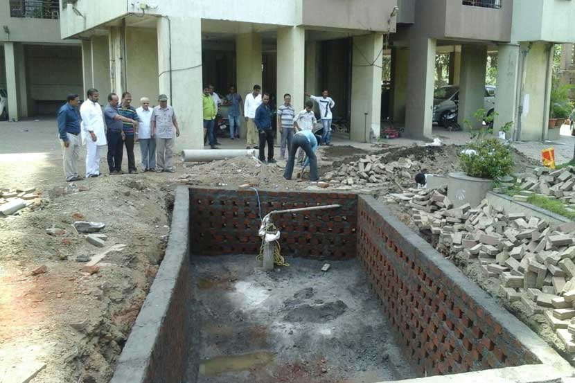  कल्याणमधील त्रिवेणी गार्डन सोसायटीच्या आवारातील जलसंचय योजना. 