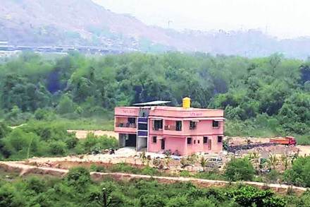 दिव्यात खाडीकिनारी भूमाफियांचे बंगले!