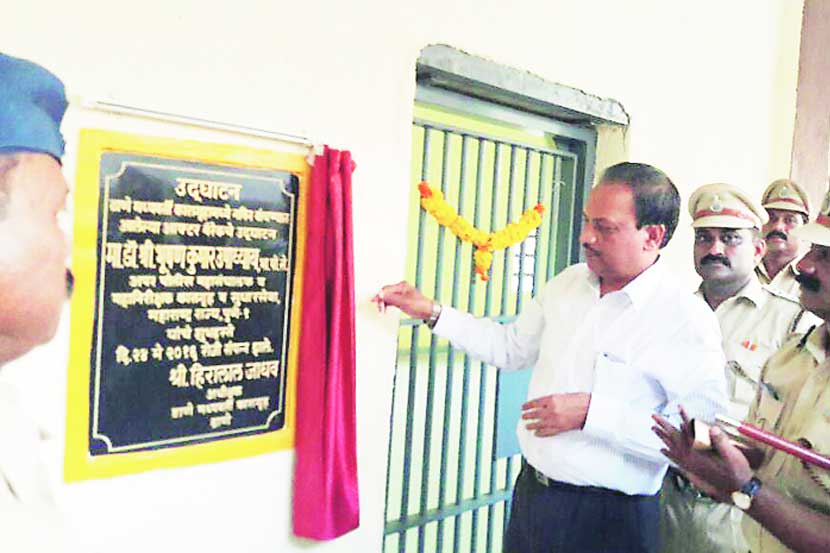 कैद्यांच्या मनात गांधी विचारांची पेरणी कैद्यांच्या मनात गांधी विचारांची पेरणी