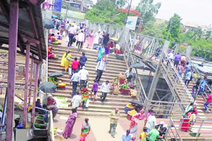 रेल्वे स्थानकाच्या पादचारी पुलावर सध्या मोठय़ा प्रमाणावर भाजी आणि फळ विक्रेत्यांनी बस्तान मांडले आहे रेल्वे स्थानकाच्या पादचारी पुलावर सध्या मोठय़ा प्रमाणावर भाजी आणि फळ विक्रेत्यांनी बस्तान मांडले आहे