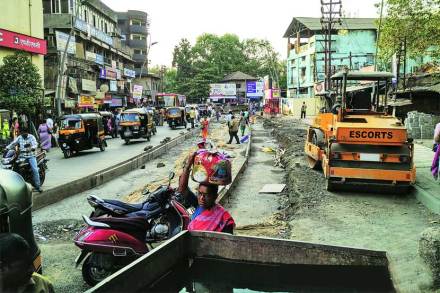 डोंबिवलीत रस्त्यांच्या कामांमुळे ठिकठिकाणी खोदकाम सुरू आहे. डोंबिवलीत रस्त्यांच्या कामांमुळे ठिकठिकाणी खोदकाम सुरू आहे.