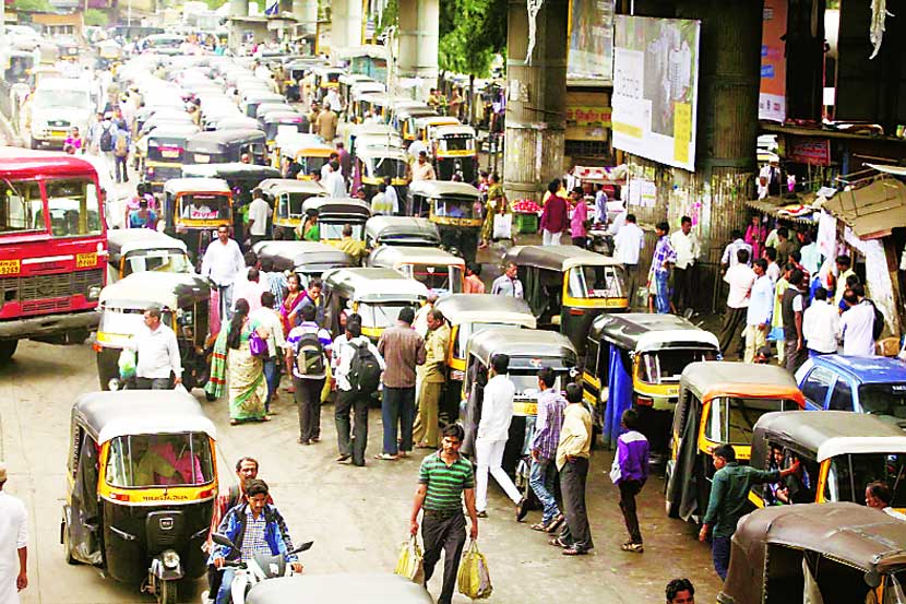 स्वतंत्र थांबे असूनही रस्त्यांना रिक्षांचा विळखा स्वतंत्र थांबे असूनही रस्त्यांना रिक्षांचा विळखा