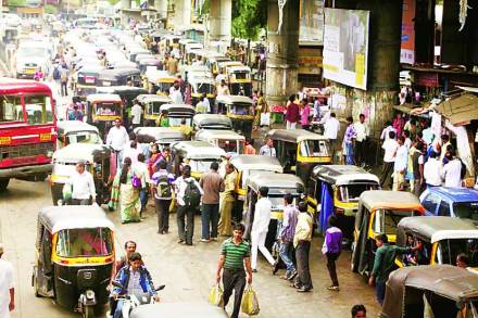 स्वतंत्र थांबे असूनही रस्त्यांना रिक्षांचा विळखा