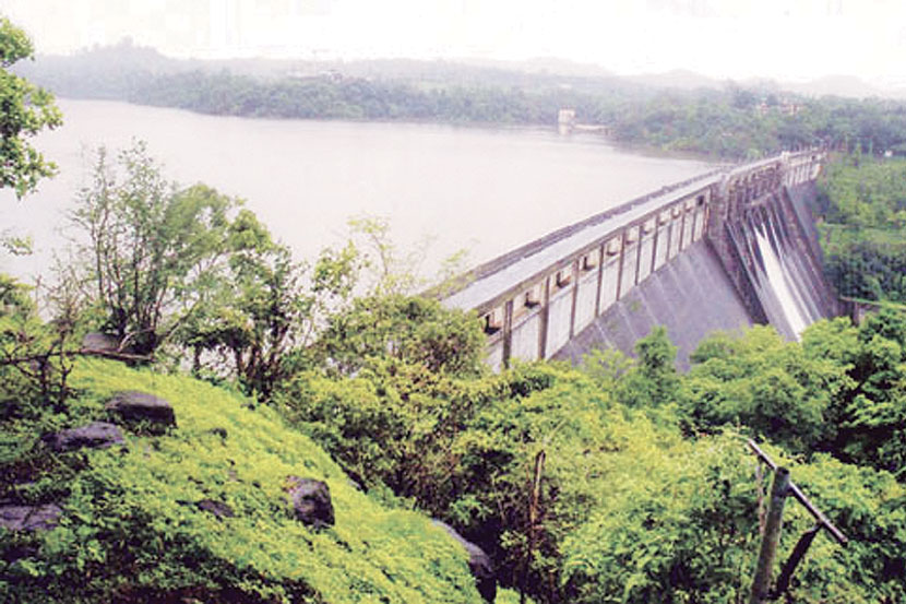 मुंबईला पाणीपुरवठा करणाऱ्या अप्पर वैतरणा धरणातील राखीव साठा वापरण्याचा निर्णय घेतला आहे. 