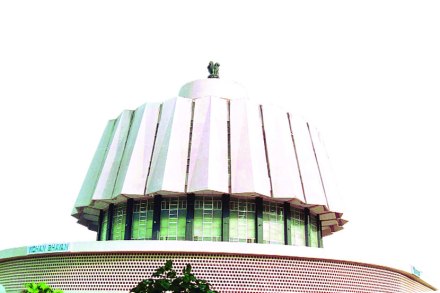 कर्जमाफीवरून विरोधक वेलमध्ये उतरले; विधानपरिषदेचे कामकाज अवघ्या एका मिनिटात तहकूब