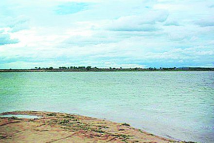‘महाराष्ट्राच्या वाटय़ाचे ३ हजार टीएमसी पाणी वापरात आणावे’