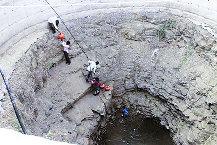 चाकूर तालुक्यातील जानवळ येथील लहानग्यांना पाण्यासाठी अशी विहिरीत उतरण्याची कसरत रोजच करावी लागते.