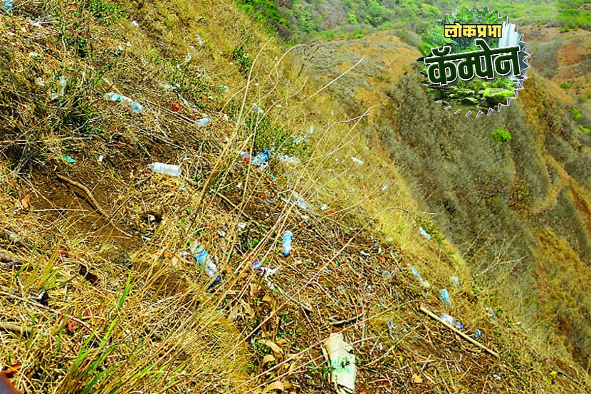 छत्रपतींच्या राजगडाला प्लास्टिकचा वेढा छत्रपतींच्या राजगडाला प्लास्टिकचा वेढा