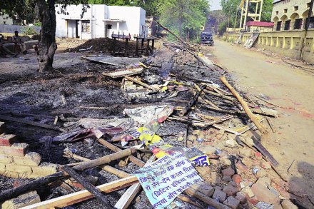 मथुरेतील जवाहर बाग भागात हिंसाचार व जाळपोळीत भस्मसात झालेली झोपडी