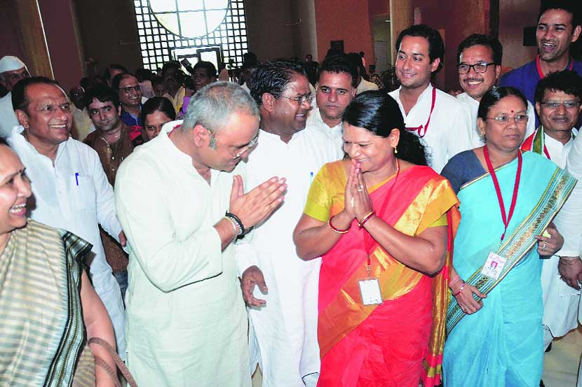 राज्यसभा निवडणुकीदरम्यान शनिवारी भोपाळ येथे काँग्रेस प्रदेशाध्यक्ष अरुण यादव यांनी बसप आमदारांशी संवाद साधला. बसपच्या चार आमदारांच्या पाठिंब्यावरच काँग्रेसने विजय मिळवला. राज्यसभा निवडणुकीदरम्यान शनिवारी भोपाळ येथे काँग्रेस प्रदेशाध्यक्ष अरुण यादव यांनी बसप आमदारांशी संवाद साधला. बसपच्या चार आमदारांच्या पाठिंब्यावरच काँग्रेसने विजय मिळवला.