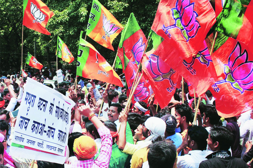 लखनऊमध्ये भाजप कार्यकर्ते, पोलिसांमध्ये चकमक लखनऊमध्ये भाजप कार्यकर्ते, पोलिसांमध्ये चकमक