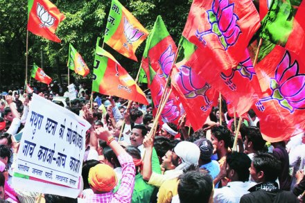 लखनऊमध्ये भाजप कार्यकर्ते, पोलिसांमध्ये चकमक लखनऊमध्ये भाजप कार्यकर्ते, पोलिसांमध्ये चकमक