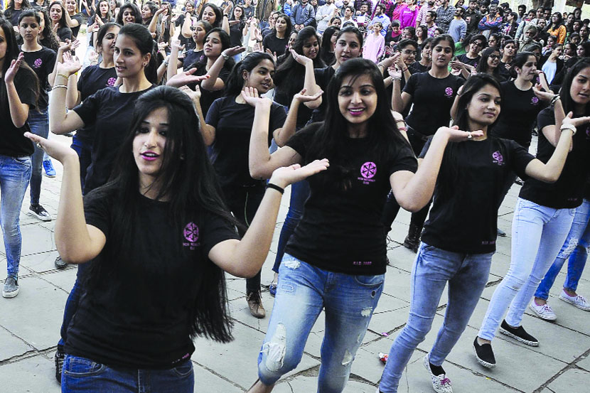 चला, महोत्सव भरला ! चला, महोत्सव भरला !