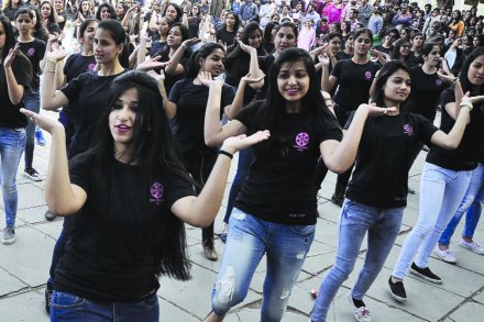 चला, महोत्सव भरला ! चला, महोत्सव भरला !