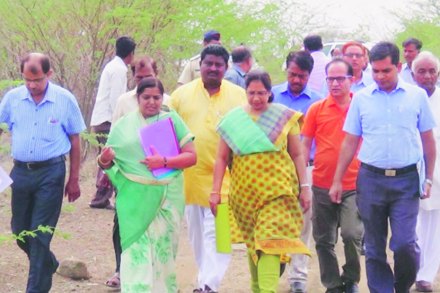 सोलापूर जिल्ह्य़ातील दुष्काळी भागाची पाहणी करण्यासाठी केंद्रीय पथकाने अक्कलकोट तालुक्यातील काही गावांना भेटी दिल्या. या पाहणी दौऱ्यातून केवळ औपचारिकता पूर्ण झाल्याची प्रतिक्रिया गावक ऱ्यांनी व्यक्त केली. )