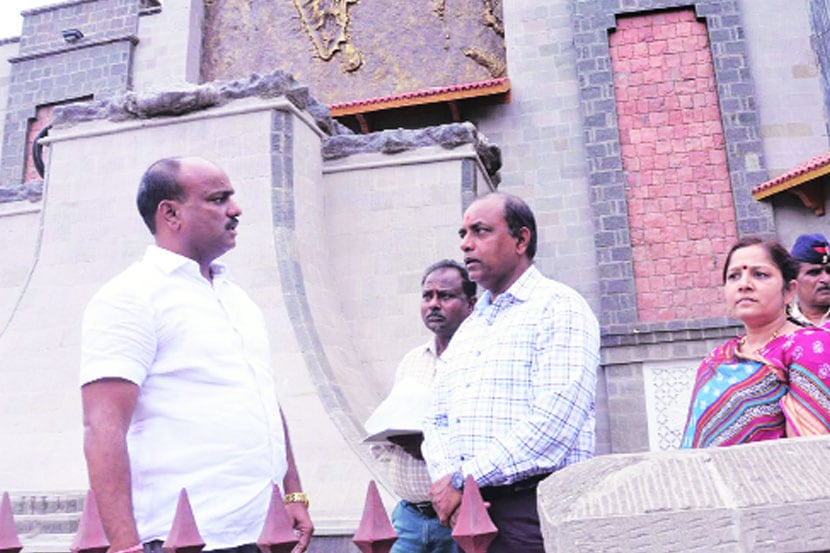  चिंचवडगावात क्रांतिवीर चापेकर बंधू स्मारकाच्या चौथऱ्याची आयुक्त दिनेश वाघमारे यांनी शुक्रवारी पाहणी केली. या वेळी सहआयुक्त दिलीप गावडे, स्थानिक नगरसेवक अश्विनी चिंचवडे, संदीप चिंचवडे आदी उपस्थित होते.