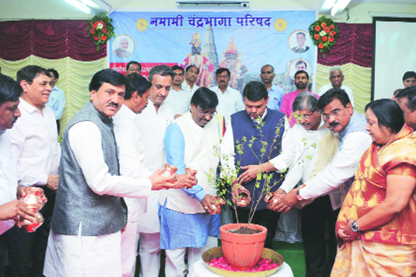 तुळशीला पाणी घालत ‘नमामि चंद्रभागा परिषदे’चे उद्घाटन करताना मुख्यमंत्री देवेंद्र फडणवीस, सुधीर मुनगंटीवार, चंद्रकांत पाटील, बबनराव लोणीकर, विजय शिवतारे, विजयकुमार देशमुख आदी (छाया - उमेश टोमके)