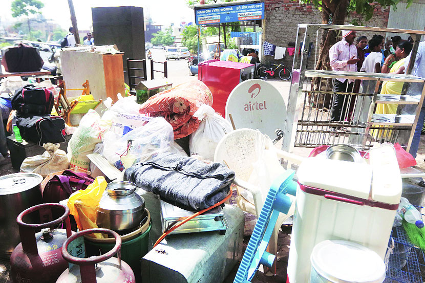 कारवाईमुळे अनेकांचे संसार रस्त्यावर आले.    छाया : नरेंद्र वास्कर   कारवाईमुळे अनेकांचे संसार रस्त्यावर आले.    छाया : नरेंद्र वास्कर