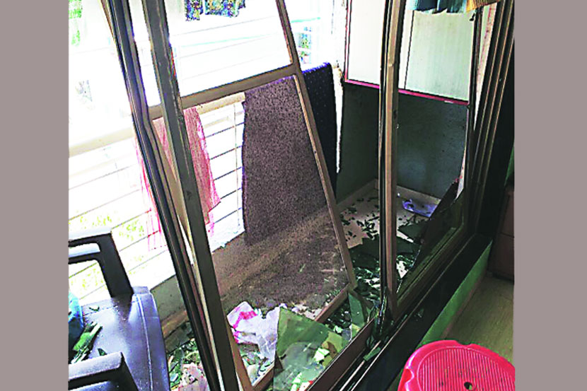 रहिवाशांकडून अखेर घर दुरुस्तीच्या कामास सुरुवात रहिवाशांकडून अखेर घर दुरुस्तीच्या कामास सुरुवात