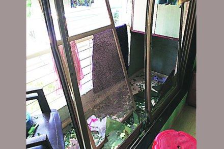 रहिवाशांकडून अखेर घर दुरुस्तीच्या कामास सुरुवात