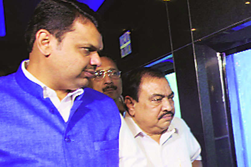 छोटे मासे, मोठे मासे, निर्जीव भासणारे प्रवाळ यांची पाहणी मुंबईतील मत्स्यालयाच्या उद्घाटनप्रसंगी (३ मार्च २०१५ रोजी) करणारे मुख्यमंत्री फडणवीस व तेव्हाचे महसूलमंत्री खडसे        (एक्स्प्रेस संग्रहातून)