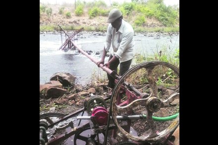 खोडका यांनी तयार केलेले विनाइंधन पाणीउपसा करणारे यंत्र. 