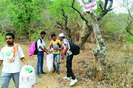 कॉलेजच्या कट्टय़ावर : पर्यावरणदिनी माहुली गडाची स्वच्छता