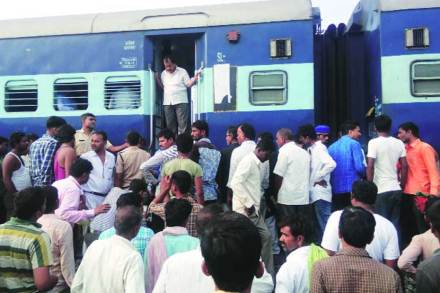 सोलापूर-गुलबर्गा लोहमार्गावर दुधनी येथे हुसेनसागर सुपरफास्ट एक्स्प्रेस आली असता तेथील रेल्वे रूळ तुटून त्यात फट पडली होती. परंतु, वेळीच प्रसंगावधान राखल्यामुळे पुढील अनर्थ टळला. सोलापूर-गुलबर्गा लोहमार्गावर दुधनी येथे हुसेनसागर सुपरफास्ट एक्स्प्रेस आली असता तेथील रेल्वे रूळ तुटून त्यात फट पडली होती. परंतु, वेळीच प्रसंगावधान राखल्यामुळे पुढील अनर्थ टळला.