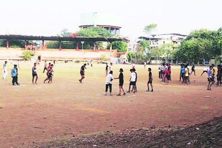 पाऊले चालती.. : एकमेव मैदानात अतिक्रमण अन् अस्वच्छतेचा ‘खेळ’