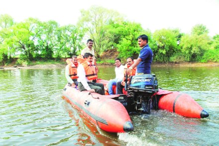  जिल्हा आपत्ती व्यवस्थापन प्राधिकरणाच्या वतीने संभाव्य आपत्तीचा सामना करण्यासाठी सर्व यंत्रणा सज्ज झाली असून शोध व बचाव कार्यासाठीचे लागणारे साहित्य आज पंचगंगा नदीकाठी  ठेवण्यात आले.